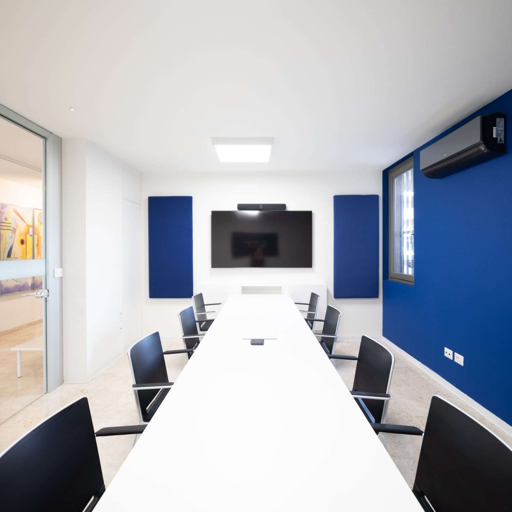 Sala riunioni di Danama Space con tavolo e monitor